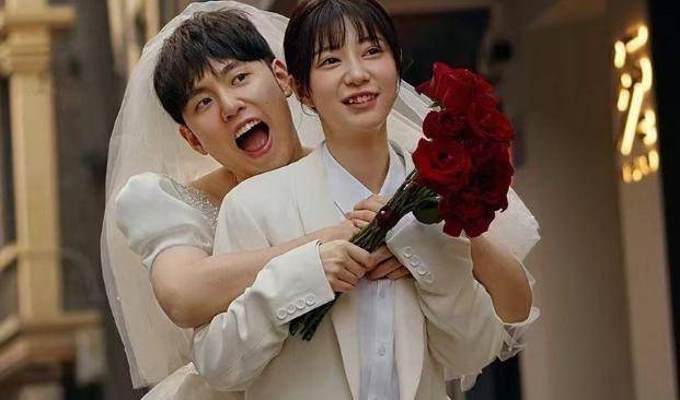 小辰吾妮:看包把鼻子撞骨折,数次登上热搜,现实版"直树湘琴"_妮妮