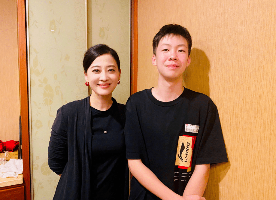 梅婷晒照为侄子中考加油,侄子高她半头身高近一米八,姑侄俩超像_曾剑