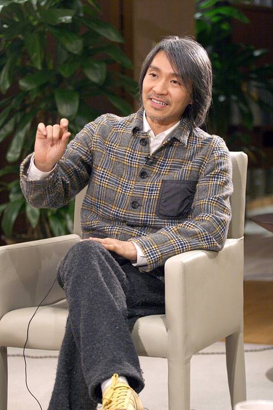 周星驰看着太操劳了,和小青霞同框看着像两辈人,让人心疼_服装_衣服