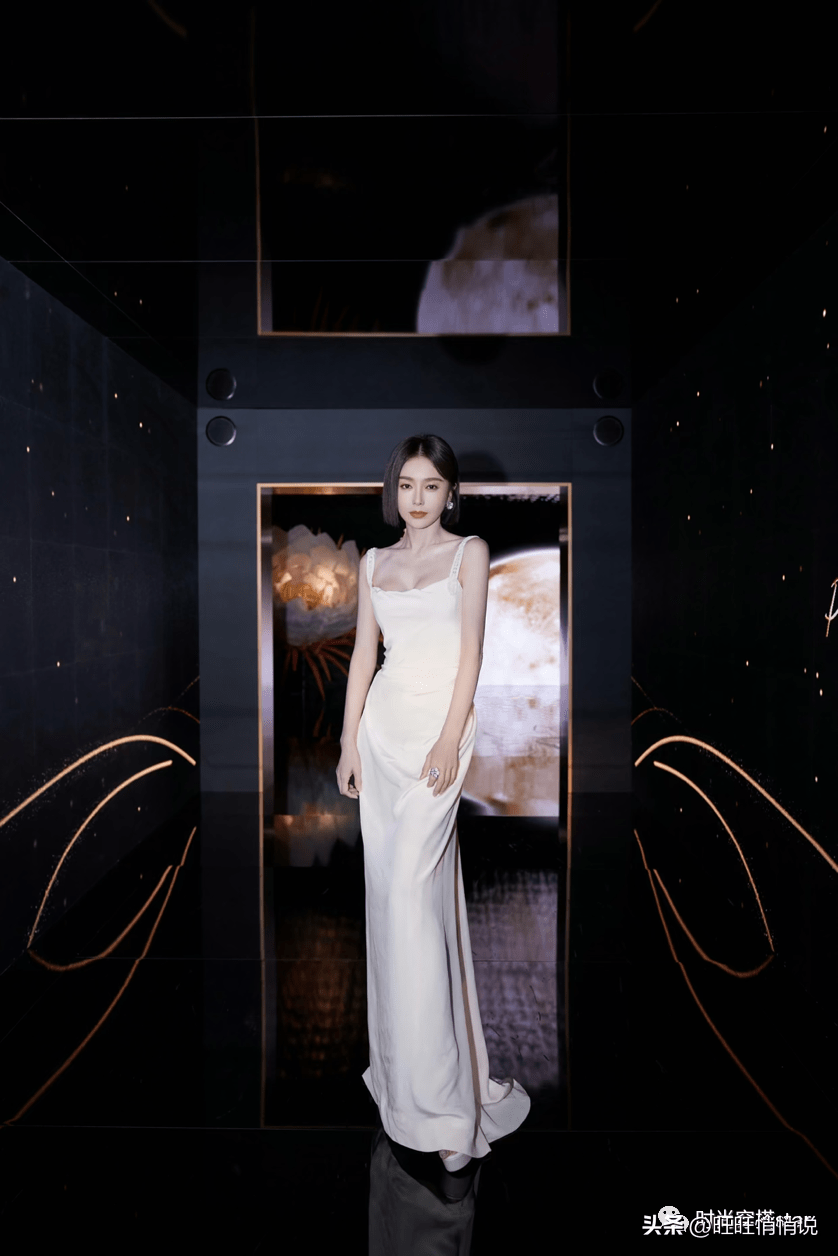 秦岚穿搭太招摇,穿吊带裙显臀翘,短发利落又高级_白色_礼服_场合