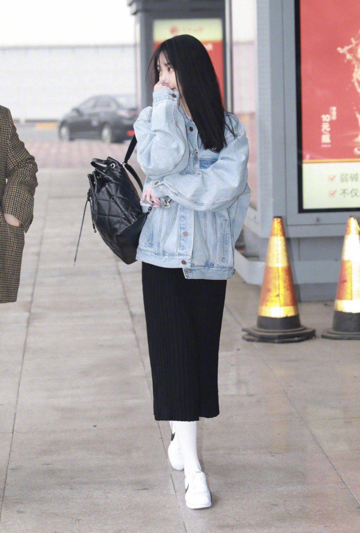 吴京的小娇妻谢楠,身穿牛仔外套搭配牛仔短裤亮相机场,青春洋气