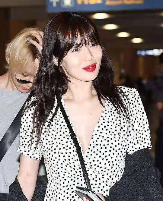 泫雅与男友现身机场,穿波点裙大玩法式优雅,饱满嘟嘟唇疑似丰唇