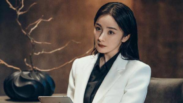 杨幂《爱的二八定律》发布胶片花絮,她在花絮中造型如何?