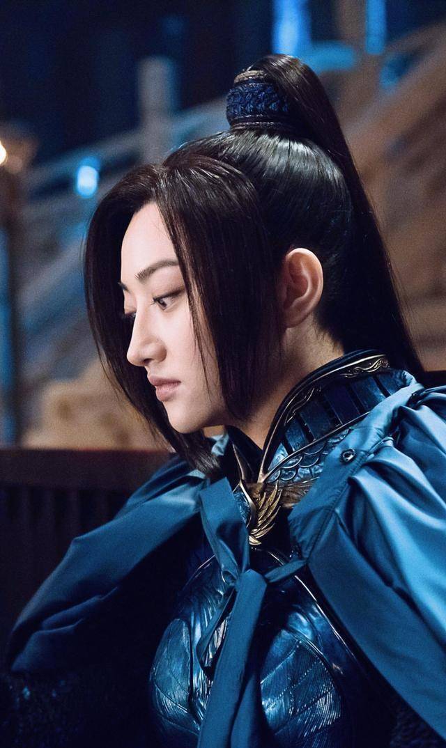 在习惯性拍古典细长眼审美的张艺谋镜头下,应该是最不上相的谋女郎.