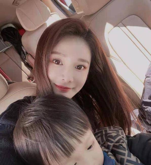 杨幂昔日替身曝近况,凭脸嫁入豪门?