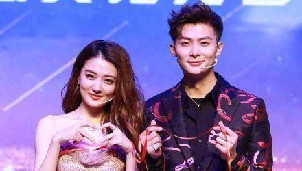 徐璐提2万9香包走机场,男友风西装张铭恩也能穿,太节省了吧_恋情_包包