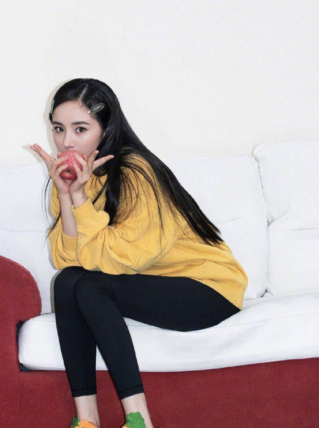 杨幂超甜造型,鹅黄色猫咪毛衣配麻花辫,短裤配马丁靴显青春靓丽_黑色