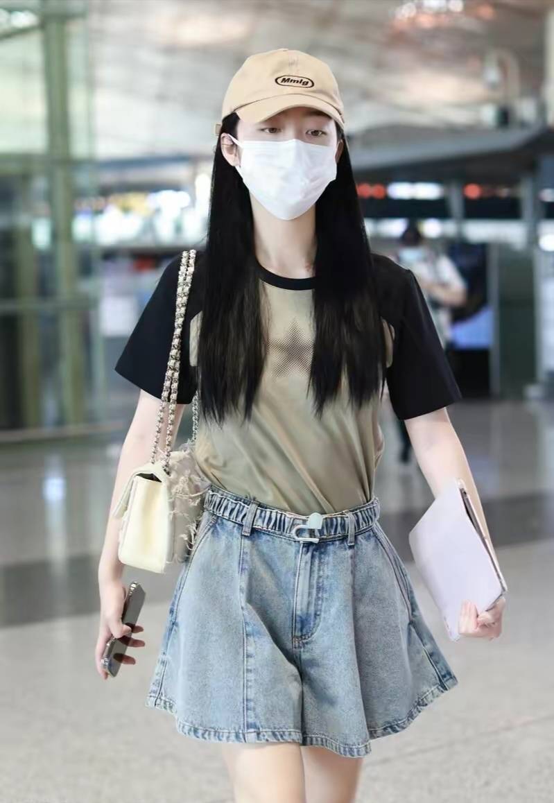 邓恩熙穿裙式的牛仔短裤,搭配拼接t恤衫,清新时尚_秒杀_其它_版型