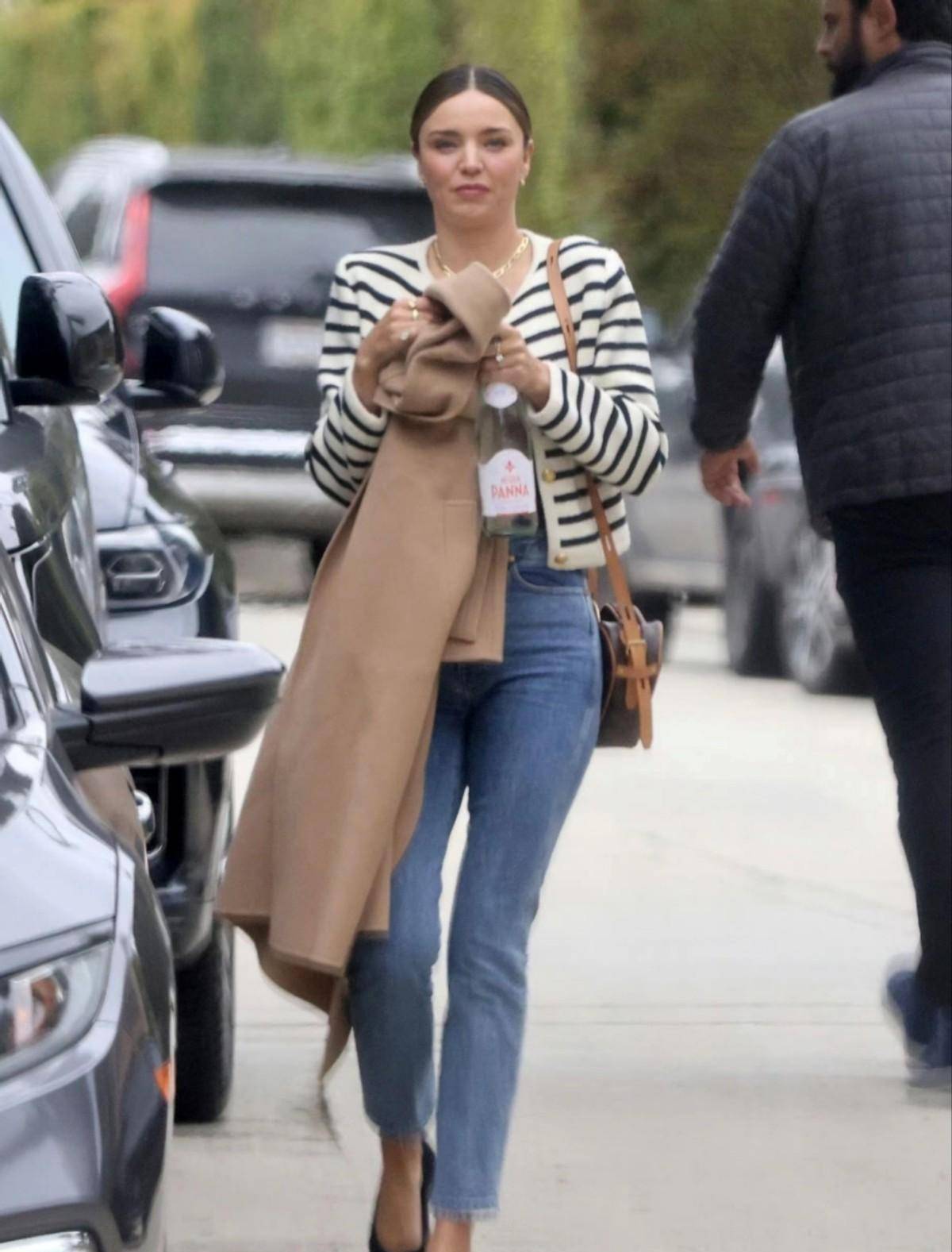 米兰达可儿也老了,生图曝光穿得时髦脸却很阿姨,90后老公像孩子_时尚