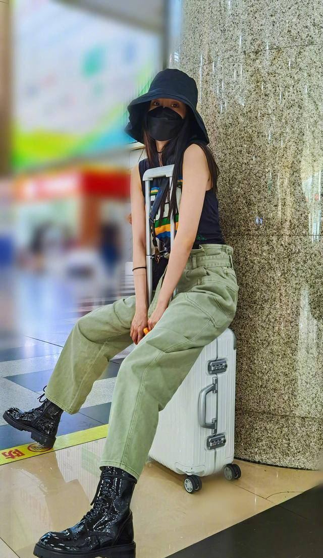 杨幂竟穿gucci童装亮相机场真实身材堪比12岁儿童_穿着_背心_尺码