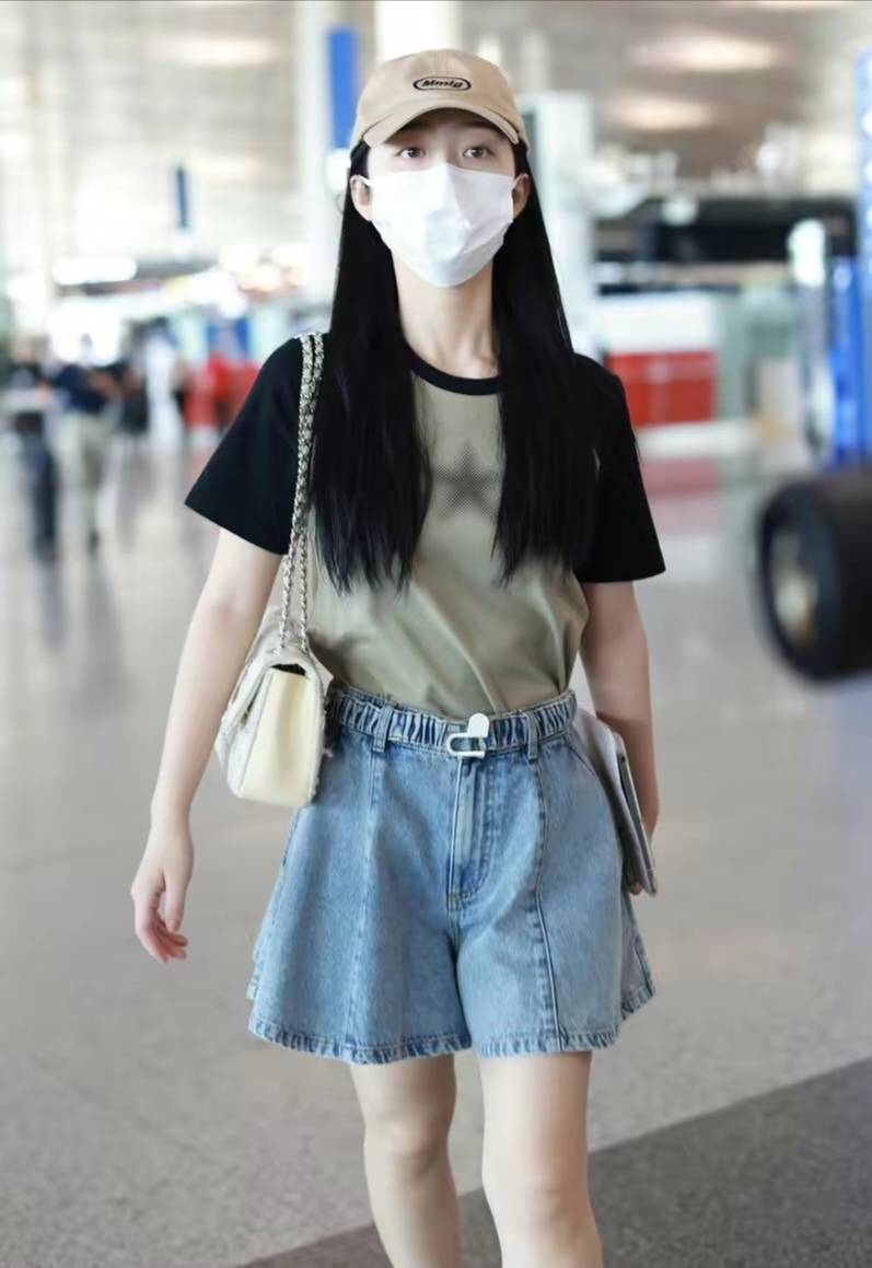 邓恩熙穿裙式的牛仔短裤,搭配拼接t恤衫,清新时尚_秒杀_其它_版型