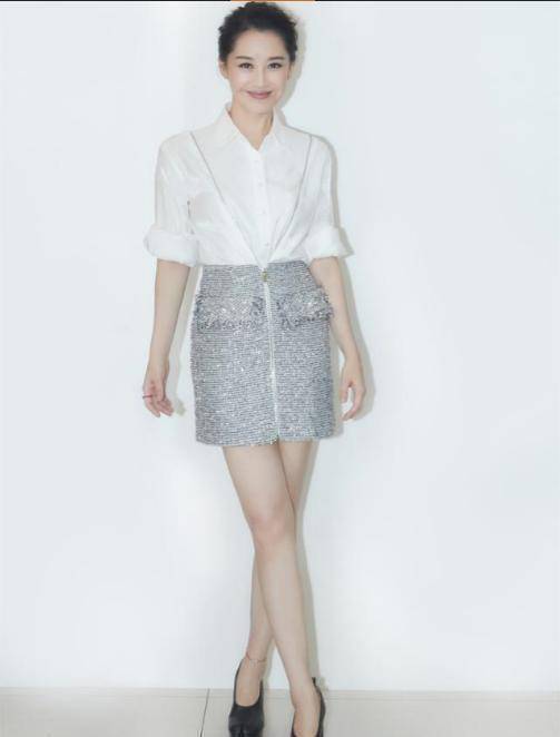 许晴穿短裙太迷人,气质淡雅,嫩得像20岁少女_单身_生活_状态