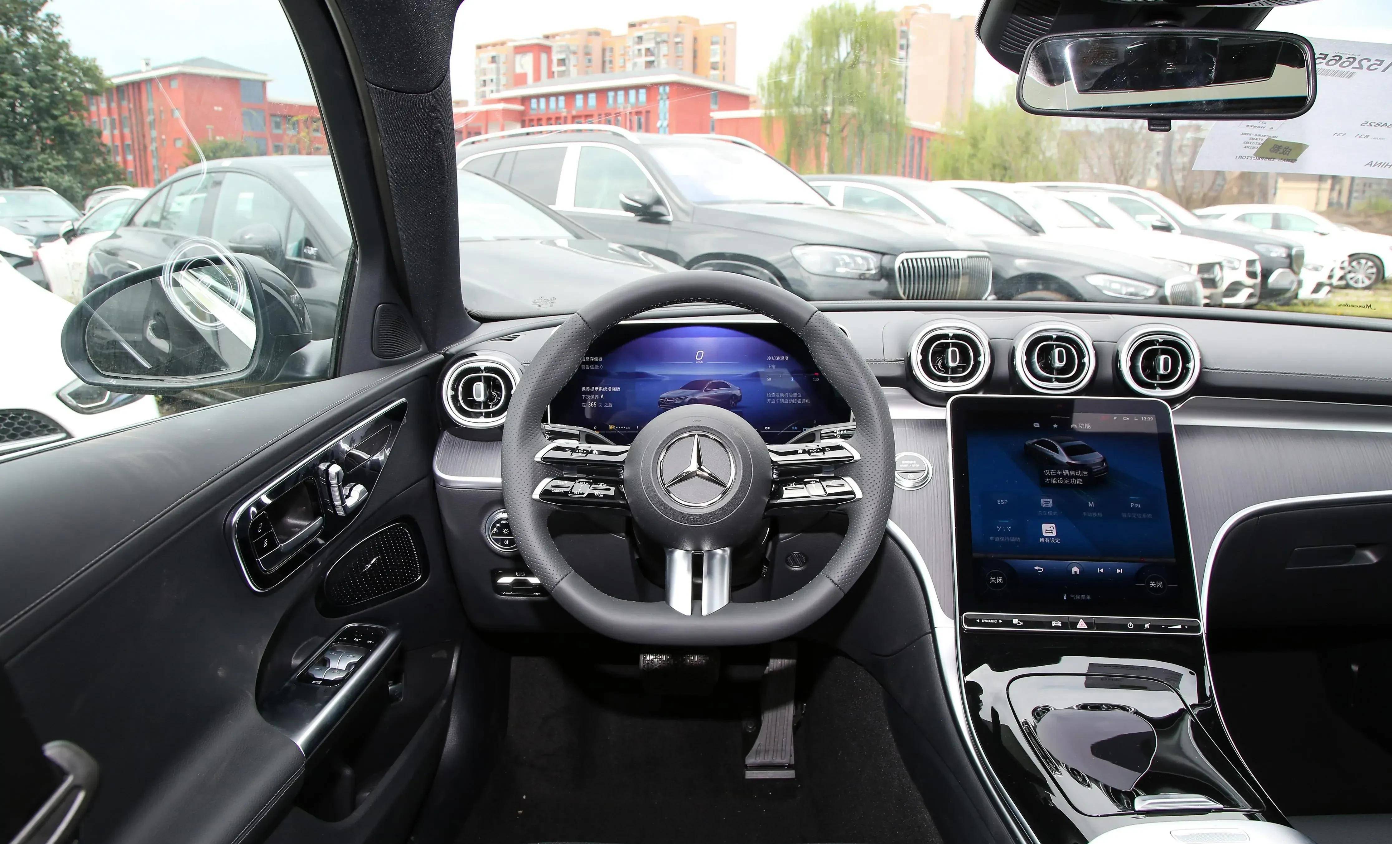 小姐姐无法抗拒的车?新奔驰c级 内饰30w 的颜值天花板,选c就对了