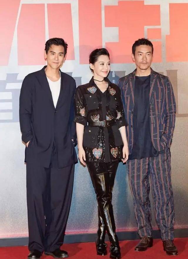 许晴与彭于晏的同框真活泼,穿印花衬衫配高筒靴,飒爽又妩媚_黑色