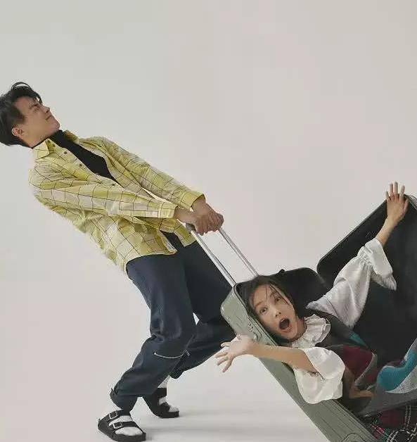 许凯李一桐合体拍杂志,俊男美女超养眼,两人搞笑互动_新剧_行李箱_穿