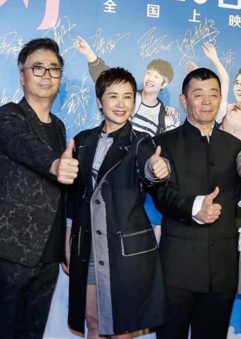 蒋雯丽与老公韩某合影,她身穿风衣短发优雅时尚,老公朴实如农_黑色