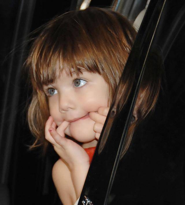 小苏瑞真长大了,手拿咖啡独自出街像小大人,网友:五官不精致了_克鲁斯