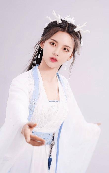 杨超越cos哪吒,较原版比一动一静,若哪吒有妹妹非她莫属_原配_背心