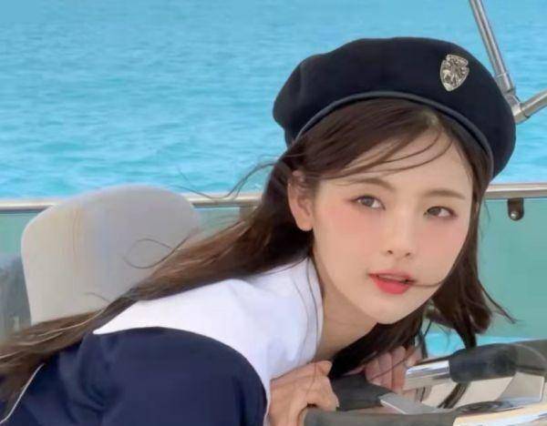 杨超越扎高马尾露挑染发尾,穿牛仔装显青春少女范,为什么她能火起来?