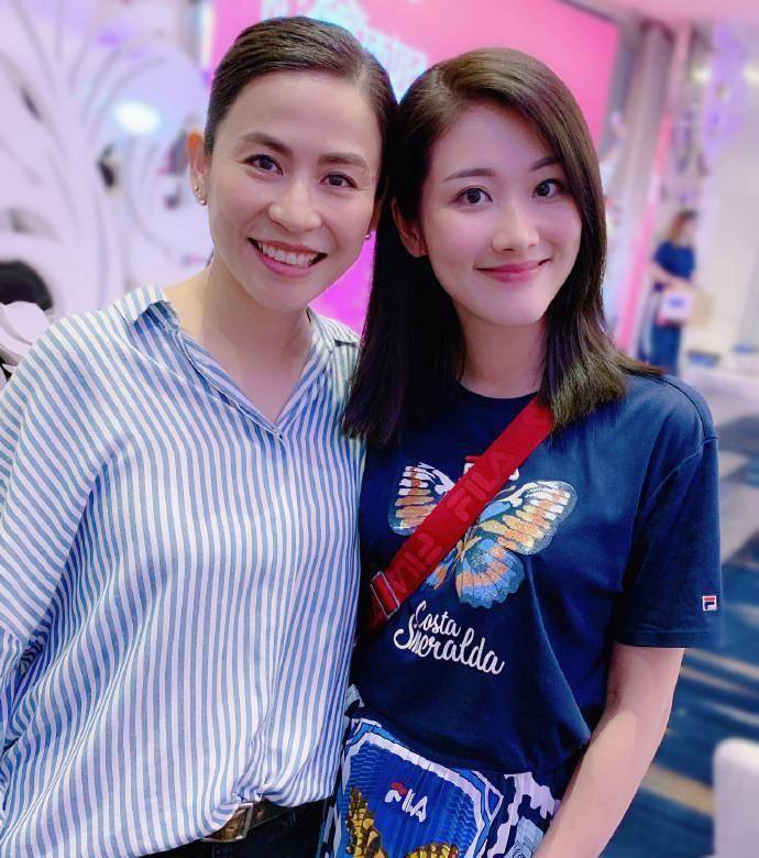 只能在《铁马战车》《幕后玩家》等剧担任配角,庆幸的是邓佩仪一直