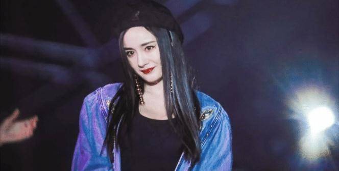 杨幂跨年唱野狼disco,身穿牛仔套装 贝雷帽,"复古气息"十足_外套_造型