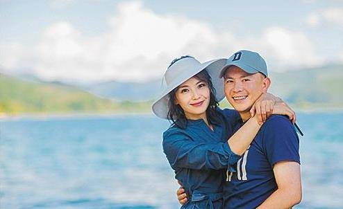 颜高气质好,并且上得厅堂下得厨房,在丈夫王珂面前,她是一个小女人,而