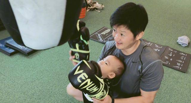 谢楠晒吴京与两儿子相处对比图,时间仿佛停滞变的是人不变的是爱_孩子