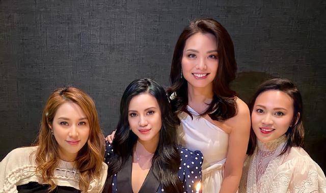徐子淇罕见参加豪门聚会,穿娃娃裙戴网红发卡,同框林恬儿没气场_整体