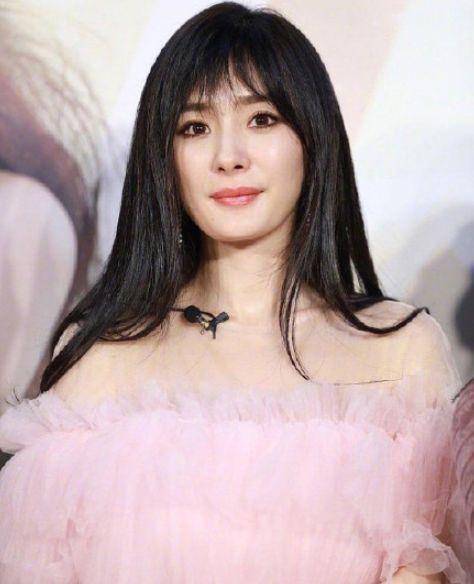 杨幂出席活动被恶意关滤镜?