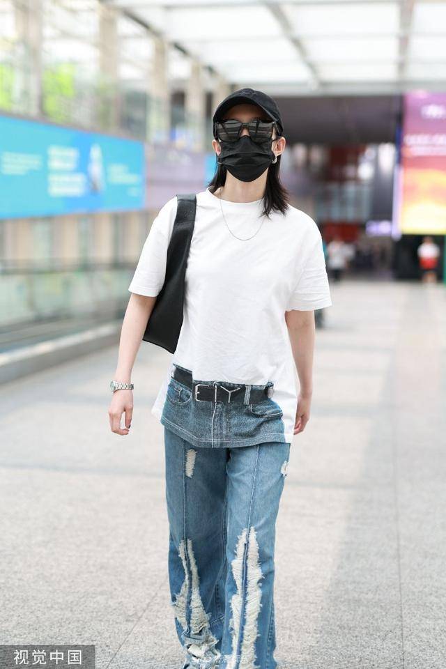 孟美岐身穿白色短袖干净清爽,墨镜搭棒球帽气场强_北京_视觉_中国