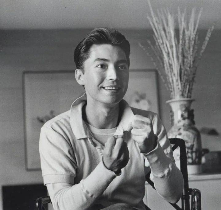 尊龙:他是亚洲第一美男,却无父无母,如今70岁,仍孤身一人_搜狐汽车