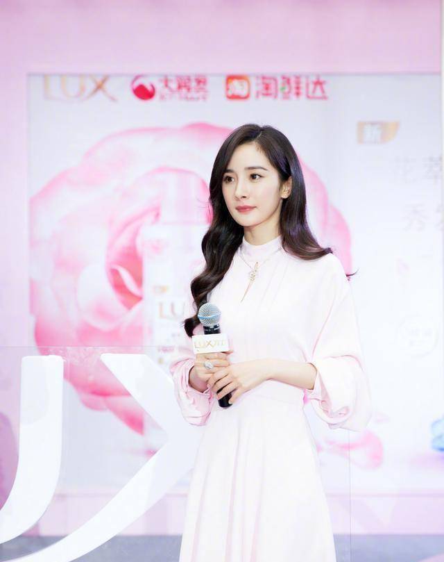 杨幂这样穿太美了,薄荷绿打底搭白色吊带裙,仿佛18岁的超模少女_造型