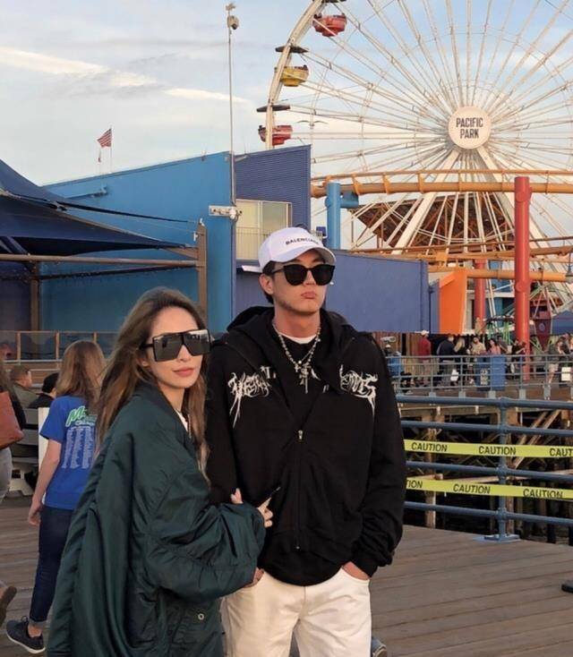 萧亚轩公布恋情后和男友手首同框,甜蜜挽手送亲亲恩爱十足_状态_照片