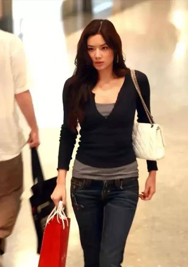 乐基儿一家三口逛街,老公满头白发累得像爷爷,素颜的她好温柔_风格_穿