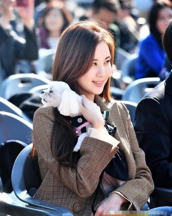 徐贤厉害了!西装配牛仔裤气场十足,平底鞋也能秀出大长腿!