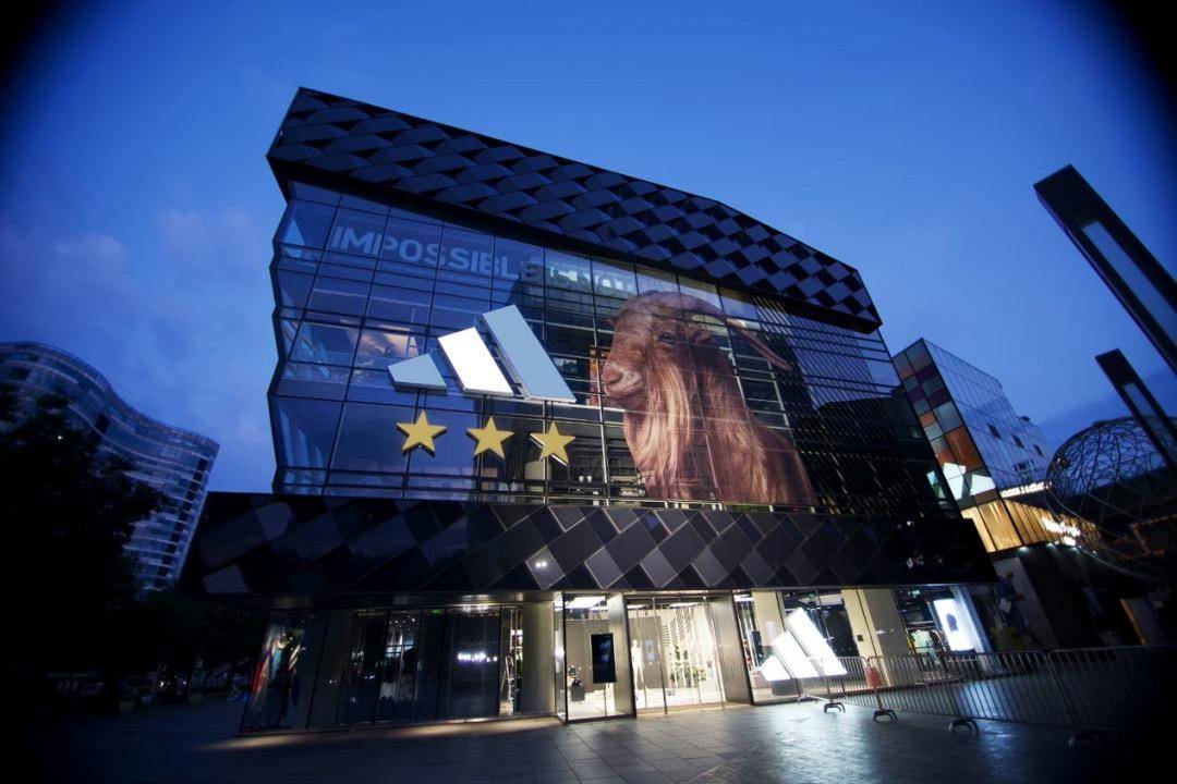 受梅西中国行带动,阿迪达斯同款t恤一件难求,三里屯店现排队潮_足球