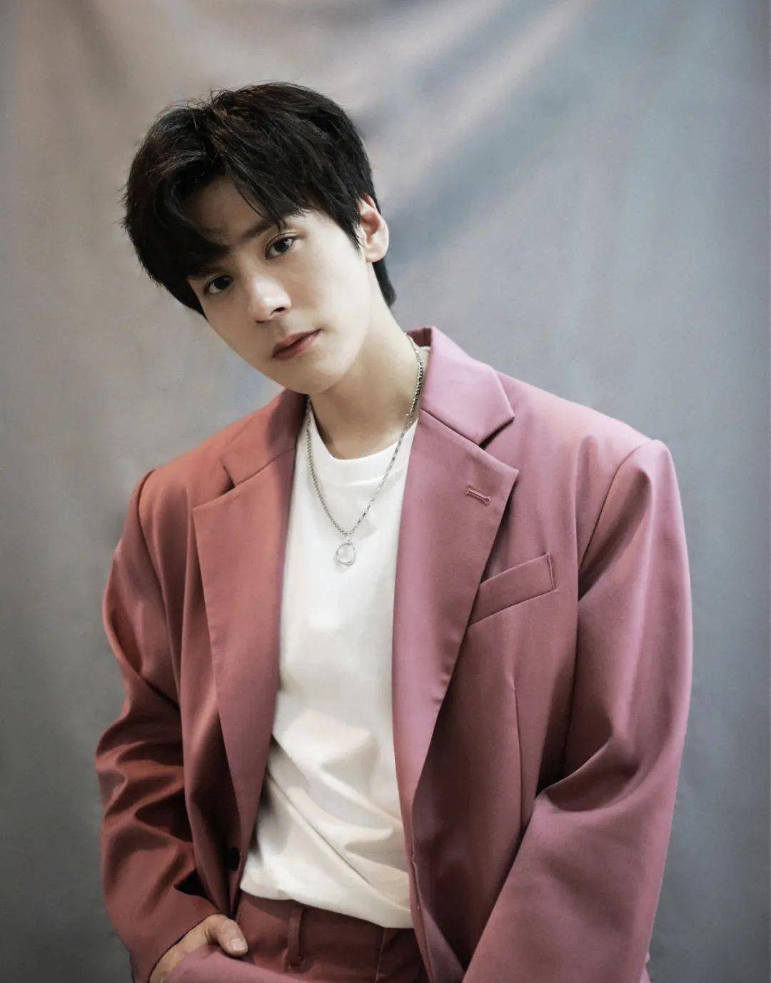 校园男神,气质先生魏哲鸣,冻龄式穿搭超级优秀,走在时尚最前沿_感觉