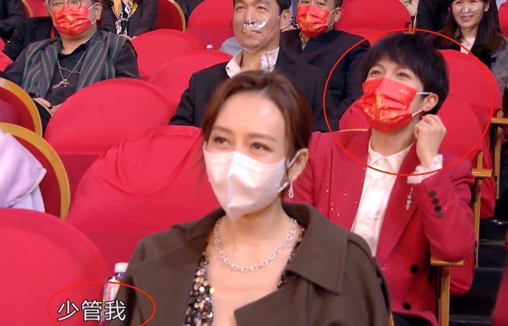 在品质盛典中,贾乃亮调侃了很多的当红艺人,比如"童瑶,孙俪,罗晋等人