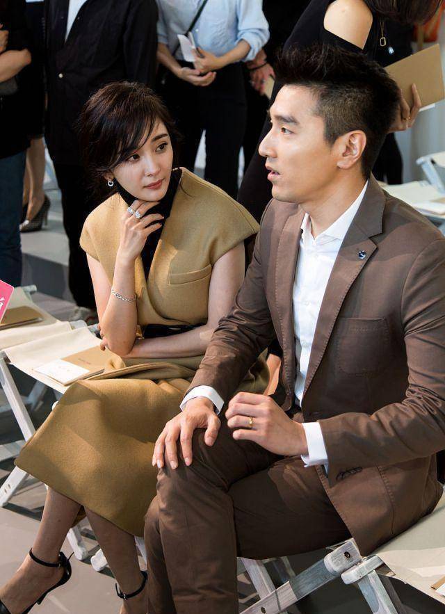 杨幂与赵又廷合体亮相,同穿棕色潮装,高级感无敌了,气质真好!