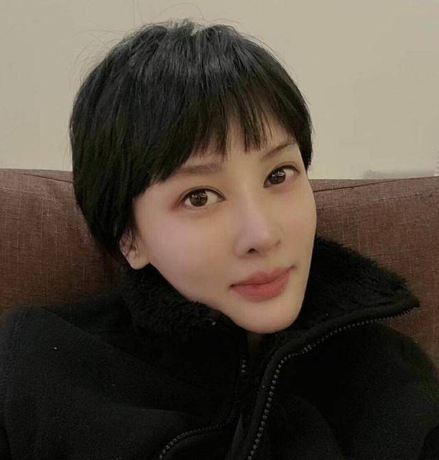 从她入行之初就不断地改名字,最初她叫吴晓敏,后来的名字有吴岱凝,吴