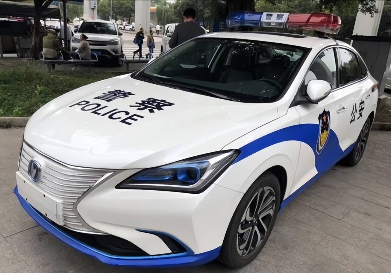 這臺比亞迪漢只是效果圖,非裝備車我們國家的警車,經歷了幾十年的變遷