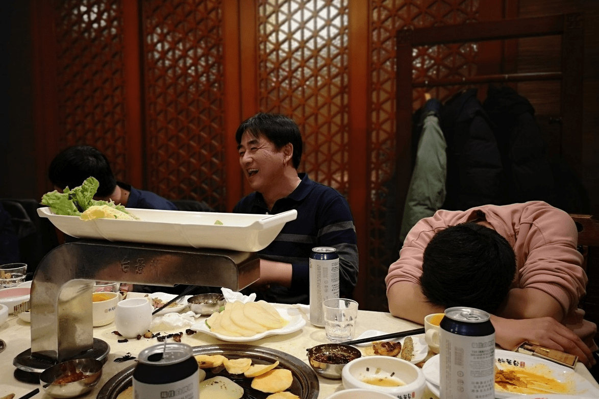 真实吃饭酒桌餐厅照片图片