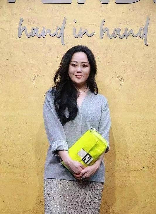 章小蕙生图状态太真实,脚踩小高跟鞋露出拇指外翻,脚部青筋凸起_风格