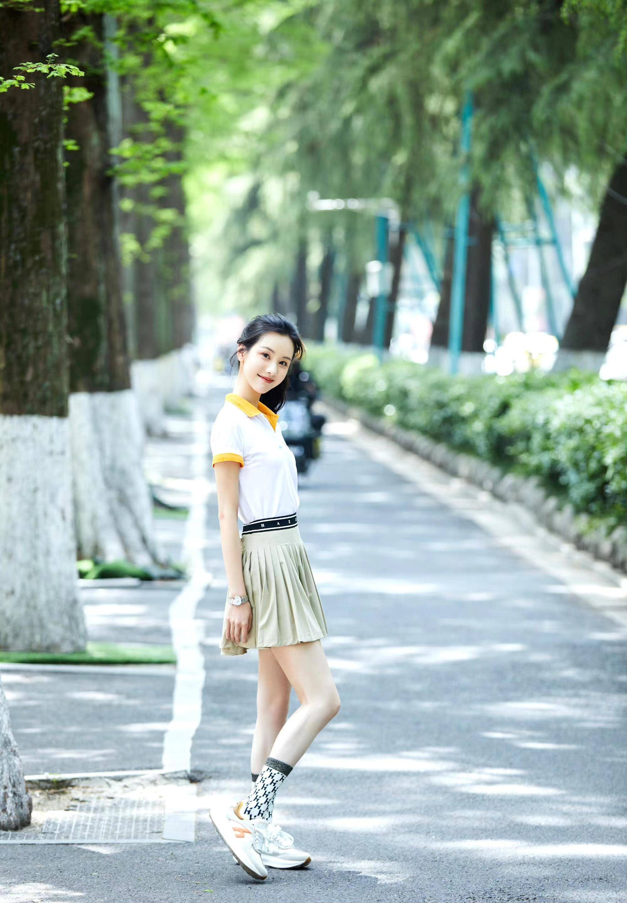 陈都灵南航校园写真,polo衫百褶裙,学院风清纯又减龄!