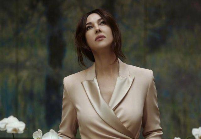 意大利直男女神莫妮卡晒照,身材太好了!