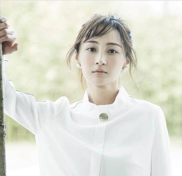 姚笛被求婚后晒近照,36岁仍如少女满面桃花,难怪文章曾那么爱她_爱情