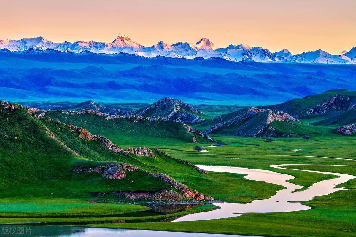 每年6月才开放的独库公路,新疆公路天花板,不可错过的10处美景_草原