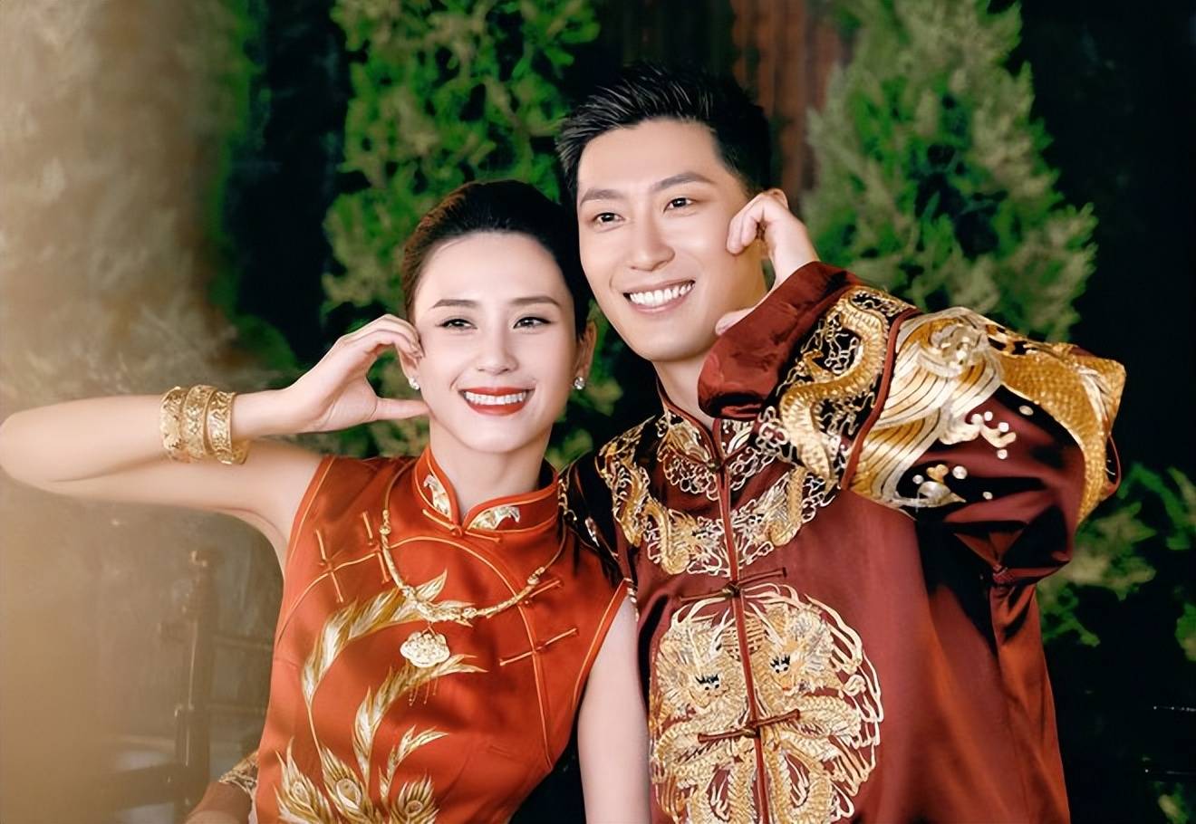 莲窦骁婚后同框,与姐姐开直升机看张学友,被侃两大赘婿会面_何超云