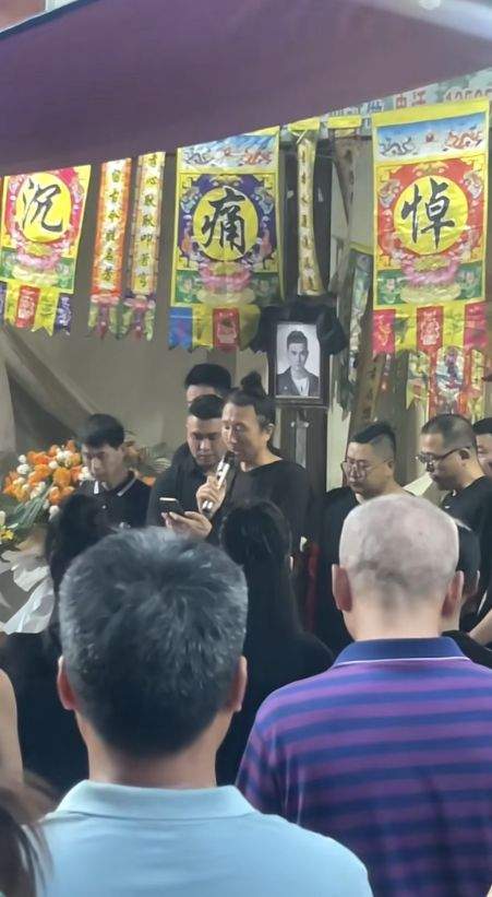 张恒远葬礼现场曝光:亲朋好友抬棺送行,1岁儿子因风俗不能到场_毕夏