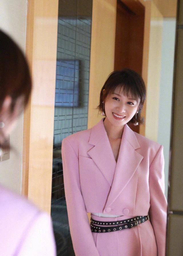 叶一茜牵手"小田亮"现身,蓝白配色清爽气质,鸽子蛋钻戒太抢眼_小亮